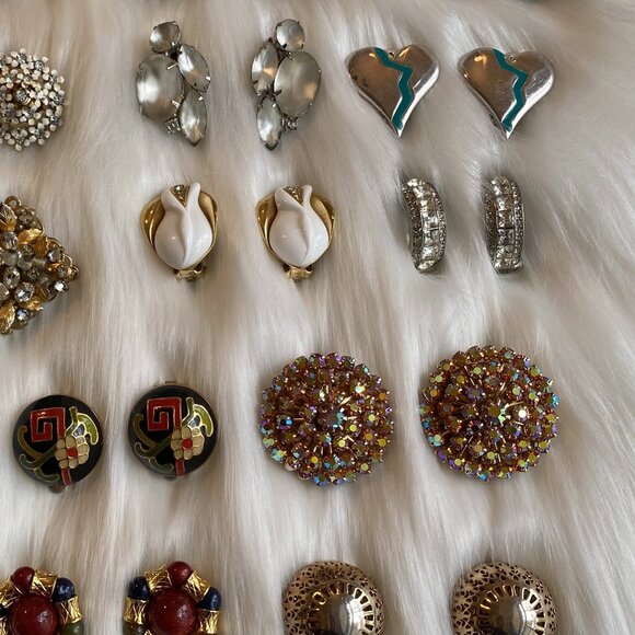 LARGE LOT VINTAGE EARRINGS (FURSTENBERG, TRIFARI, KJL, LEE, KRAMER, ROBERT) - Picture 8 of 16